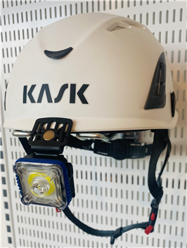 BYGGHJÄLMSLAMPA 295LUM LADDBAR